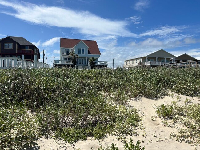 Foto del edificio - Mesmerizing Beachfront Retreat at Surfside...