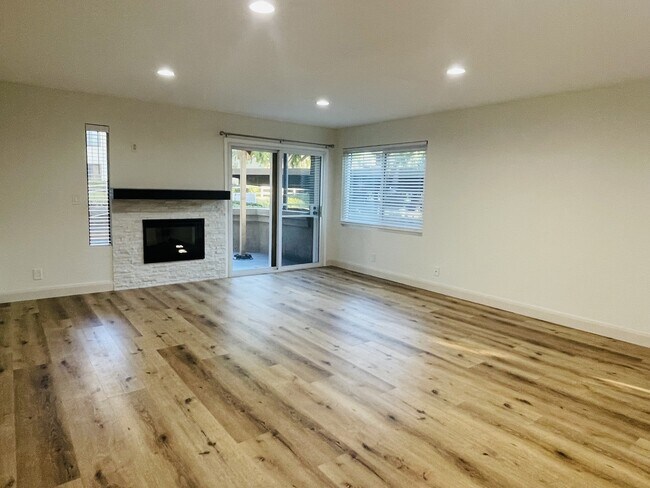 Building Photo - 9885 Scripps Westview Way