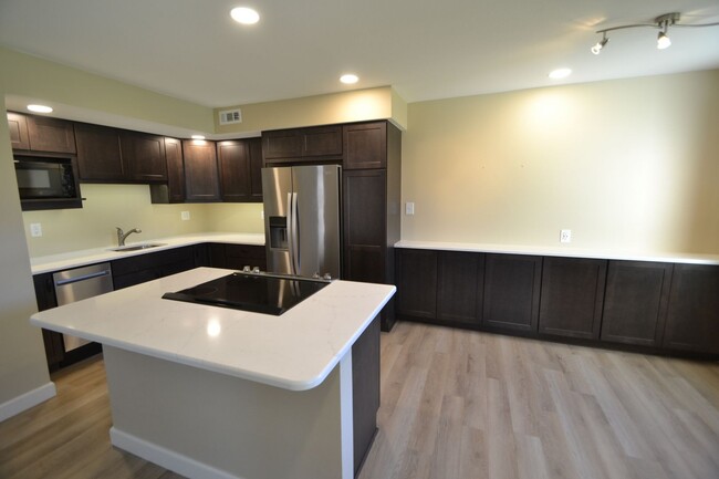 Building Photo - New Updated Main Level Condo with 24/7 Sec...