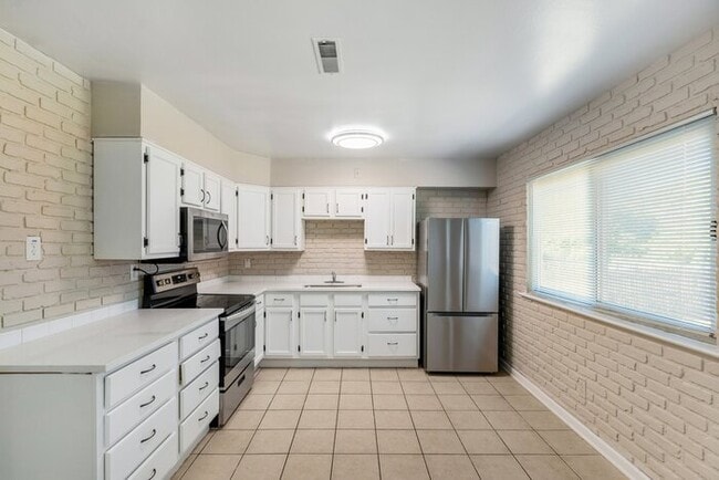 Building Photo - 4327 Traverse Ln