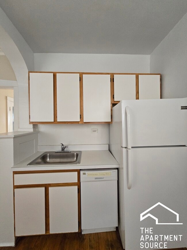 Building Photo - 4107 N Sacramento Ave