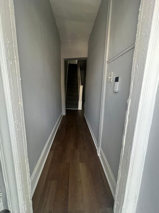 Foto principal - Four Bedroom One Bathroom Unit Recently Re...