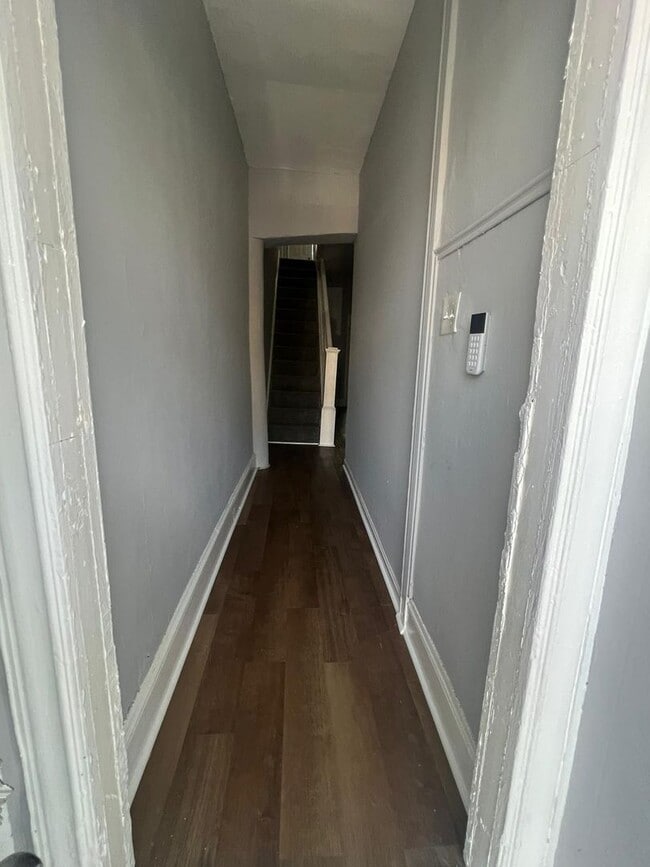 Four Bedroom One Bathroom Unit Recently Re... - Four Bedroom One Bathroom Unit Recently Re... House