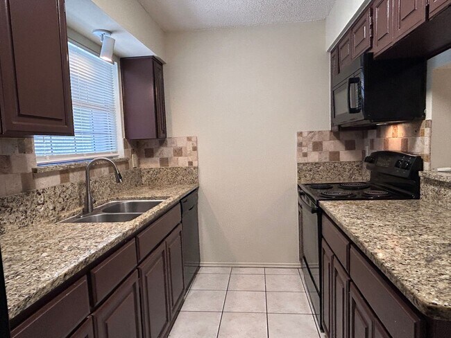 Foto del edificio - Charming 2BR Condo with Vaulted Ceilings, Fireplace & Pool Access