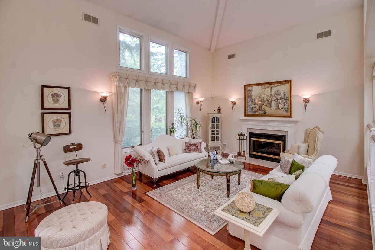 Primary Photo - 307 Sayre Dr