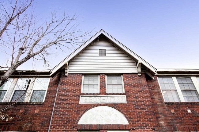 Foto del edificio - 3405 W Markham St