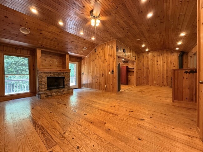 Building Photo - 303 Pine Ln