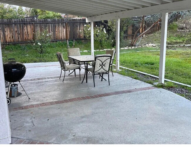 Foto del edificio - 39657 Rustic Glen Dr