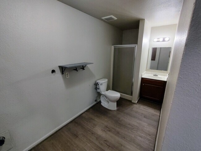 2nd Bathroom - 2116 Louis Cir