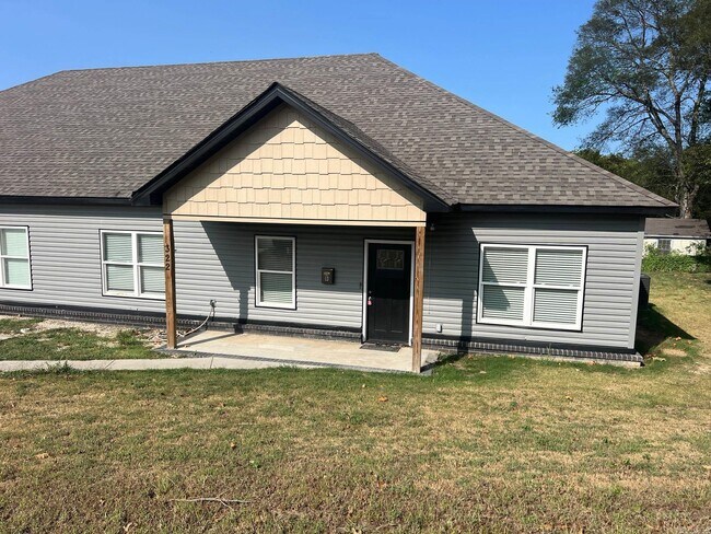 Building Photo - 322 E Maple St