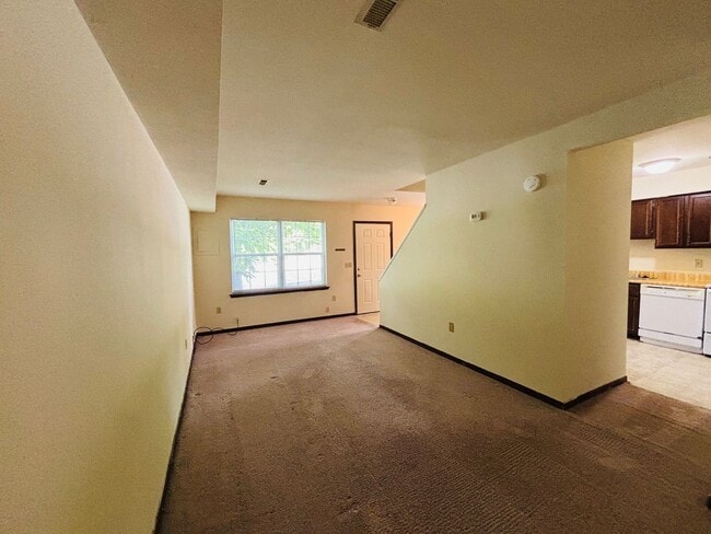Building Photo - 2 Bedroom 1.5 Bathroom Townhouse