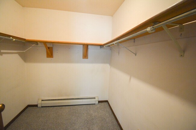 Building Photo - Main floor 2br condo steps from the Dougla...