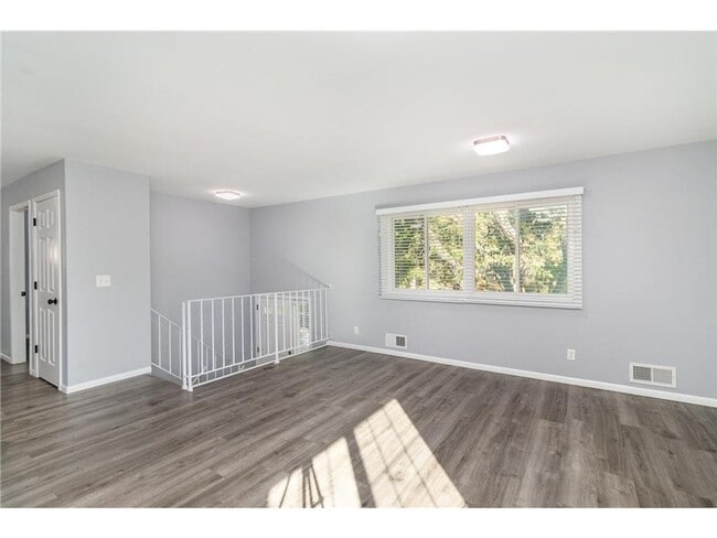 Building Photo - Updated 3 bedroom, 2 bath townhome near Eden Prairie Center!  Available 3/1/26