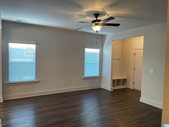 Building Photo - 4021 Valley Manor