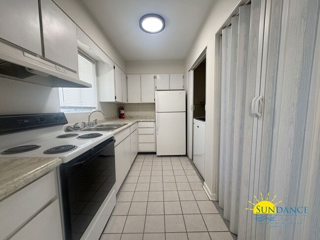 Building Photo - End Unit 2 Bedroom Townhome in great locat...