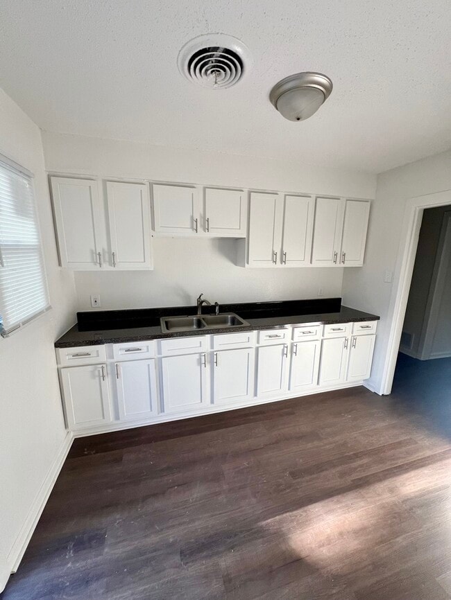 Building Photo - Newly Renovated Home