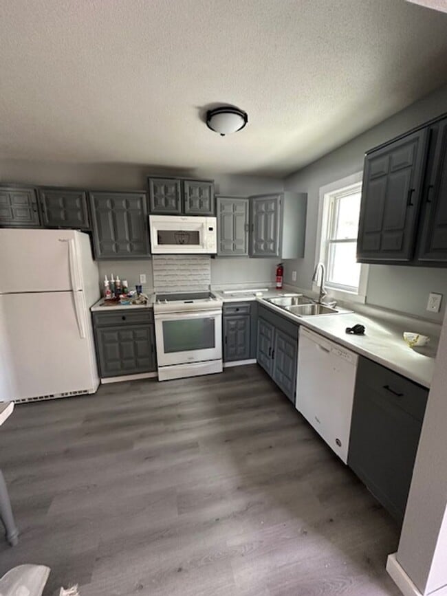 Building Photo - 603 3rd Ave NW