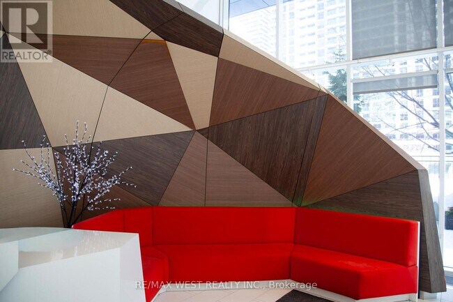 Photo du bâtiment - 30 Roehampton Ave