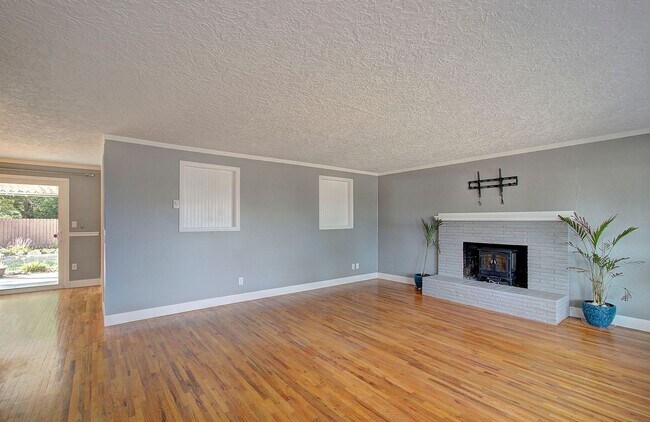 Building Photo - Welcome to this Beautifully Remodeled Ranc...