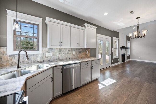 Building Photo - Spacious 4 bedroom 3 full bath home for rent!