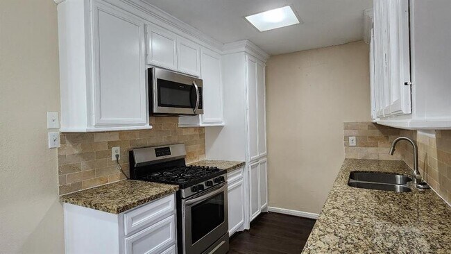 Building Photo - 830 Deerpass Dr