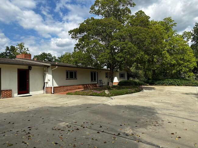 Building Photo - 3 bedroom 2 bath home on property