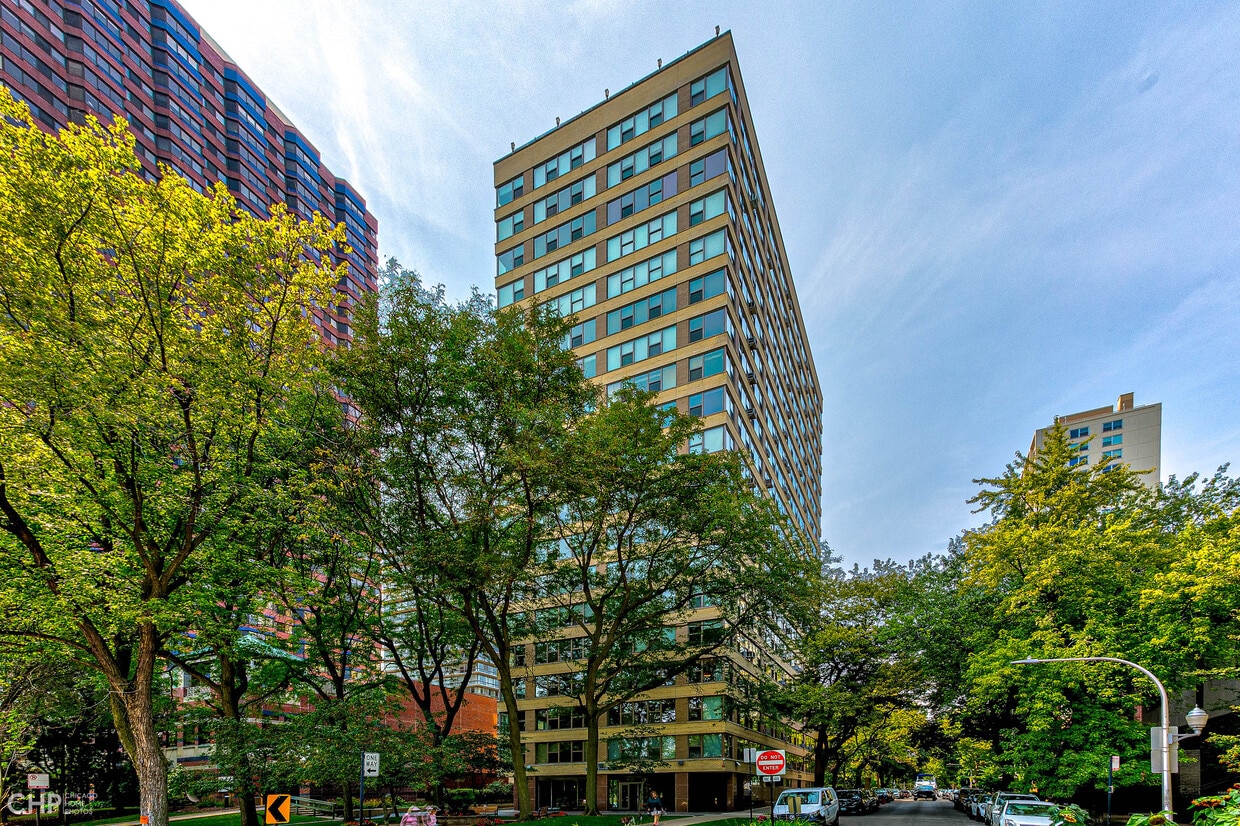 Foto principal - 2970 N Lake Shore Dr