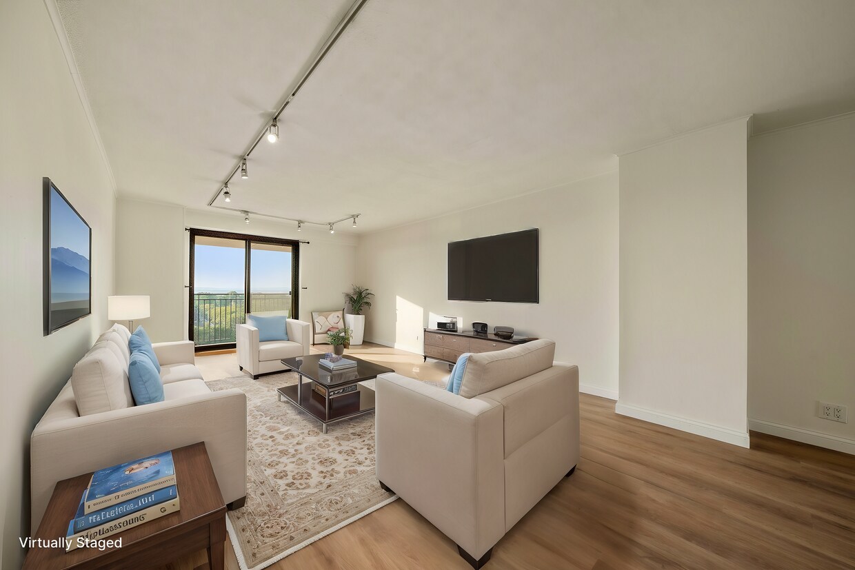 Foto principal - 7855 Kennedy Blvd E