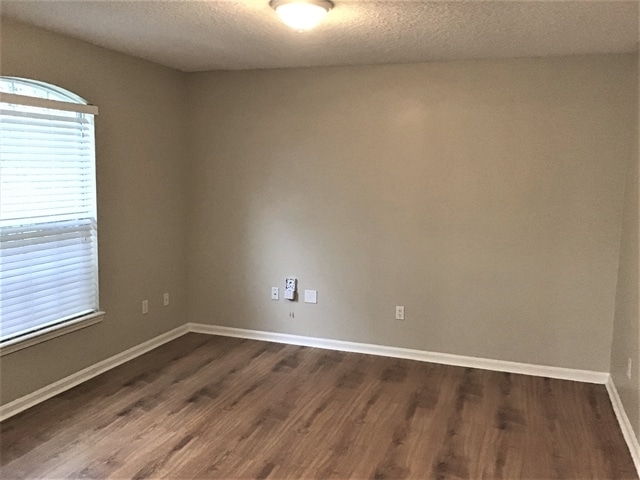 Building Photo - 1725 Dartmoor Ln