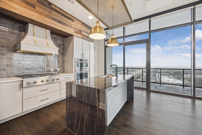 Building Photo - 9757 Katy Fwy