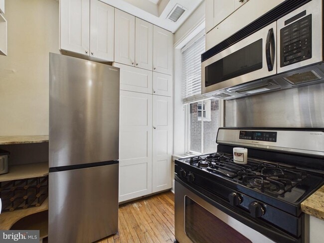 Building Photo - 2220 Delancey St