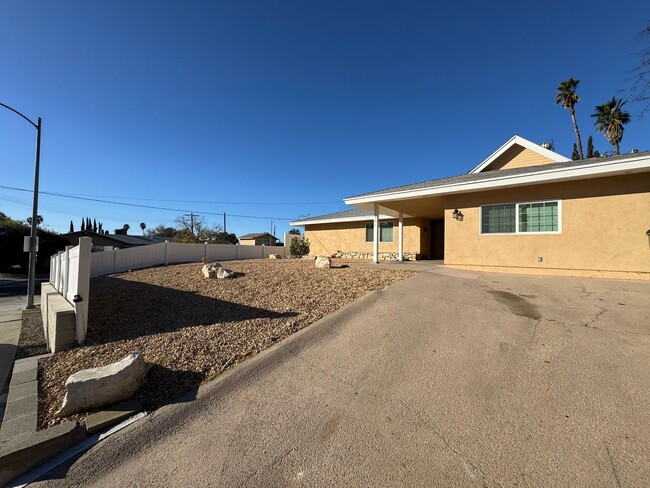 Foto del edificio - Beautifully Remodeled Granada Hills Pool Home