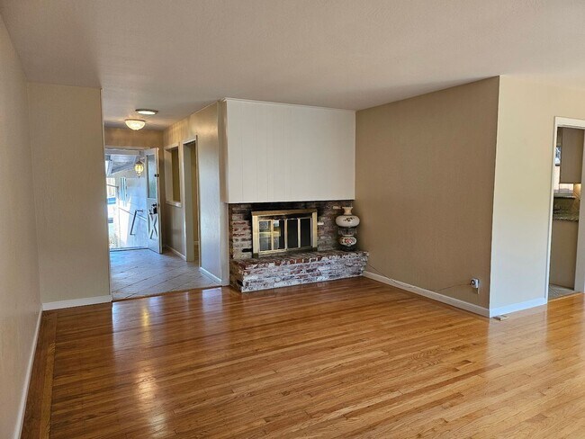 Building Photo - Gorgeous 3 bedroom 2 bath Crestmoor Home f...