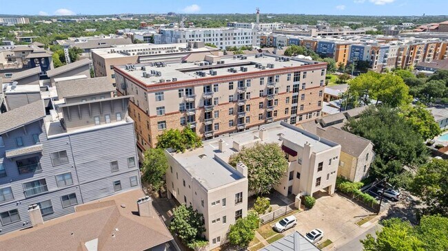 Foto del edificio - 712 Graham Pl