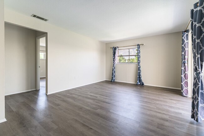 Building Photo - 2 Bed 2 Bath Condo - Close to Beach & Airport