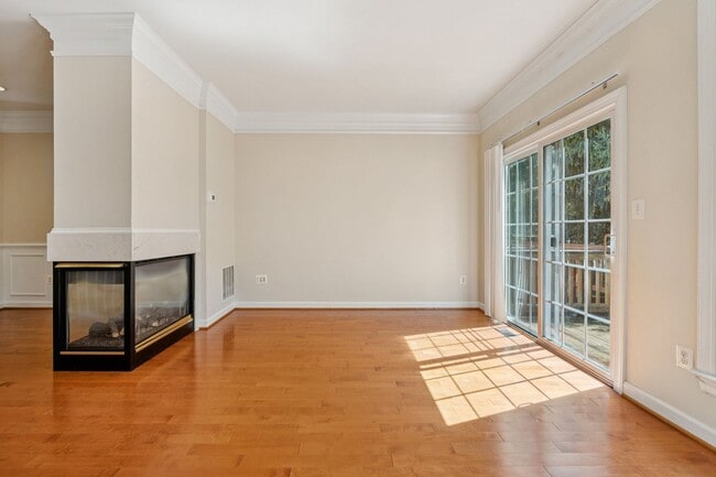 Building Photo - Prime Fairfax Location! Conveniently situa...