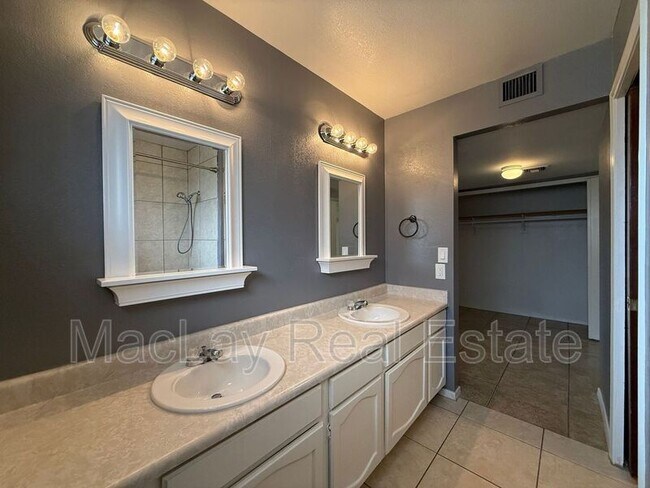 Foto del edificio - 2535 E Maryland Dr