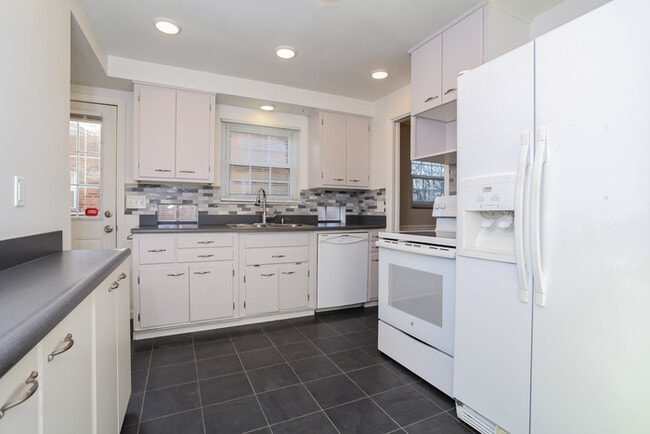 Foto del edificio - Adorable 3 Bedroom Home with Cute Front Porch