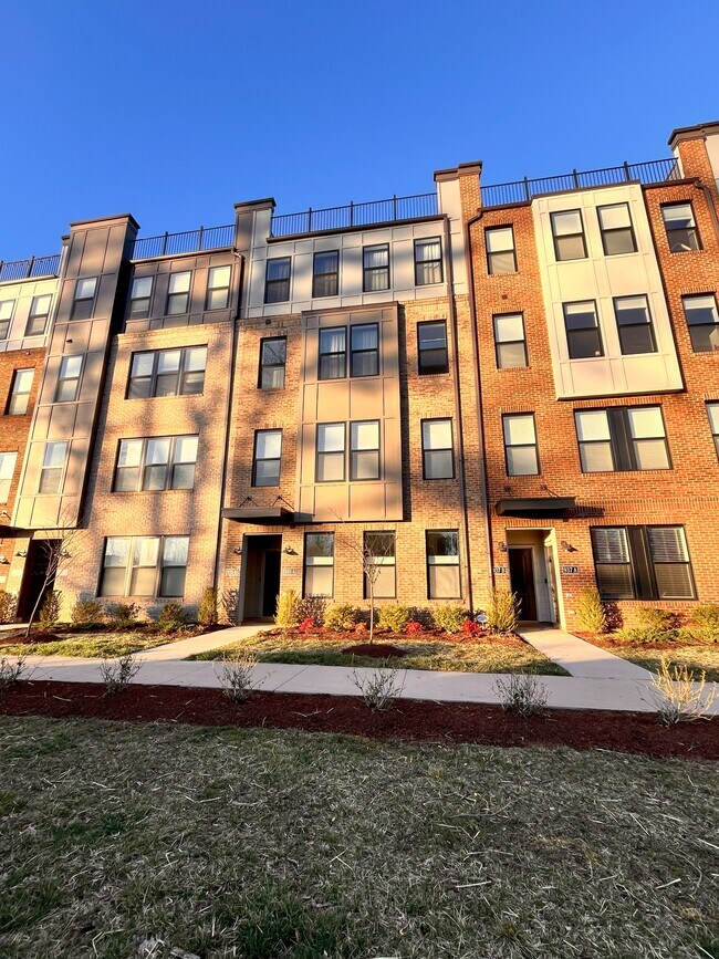 Building Photo - 935 Salamander St