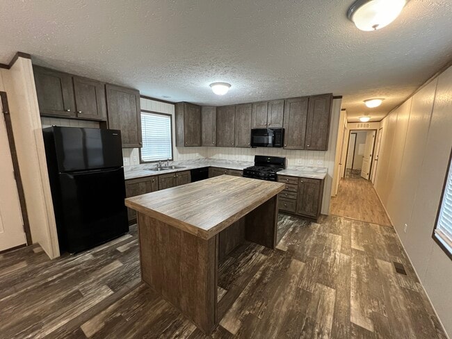Building Photo - 38055 Leverette Ave