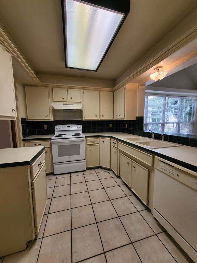 Building Photo - (3) Bed/(3) Bath + Loft in West Norman Ava...