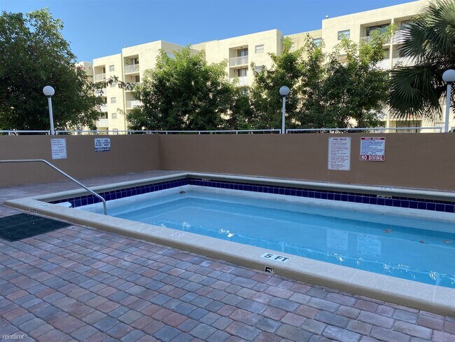 Foto del edificio - 8050 NW 8th St