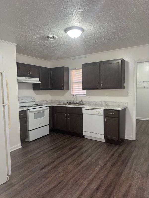 Building Photo - 3210 Brookside Dr NW