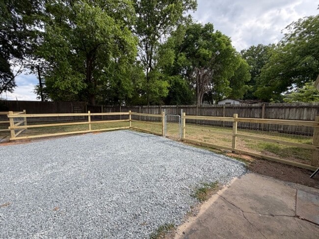 Foto del edificio - 1/2 MO/OFF SPECIAL - 3 bed/2 bath Fenced yard