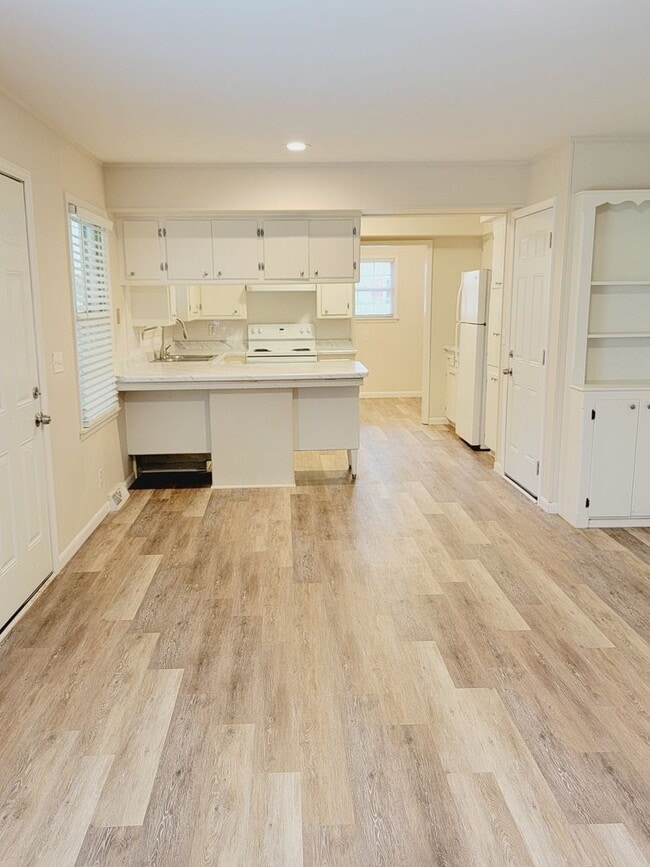 Building Photo - Great Southeast Location w/ Lots of Space