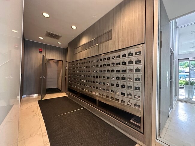 Building Photo - 5757 N Sheridan Rd