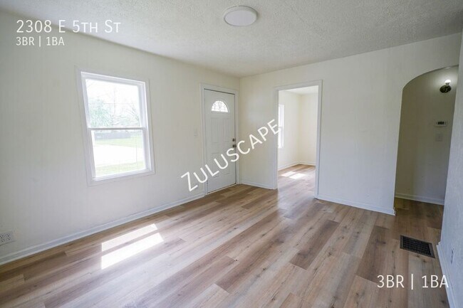 Foto del edificio - 2308 E 5th St