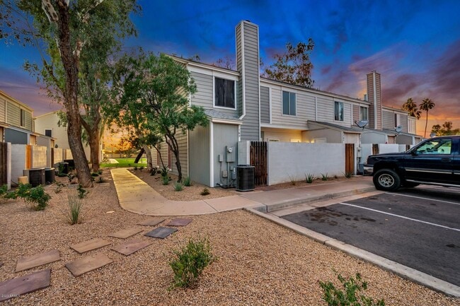 Building Photo - 1600 N Saba St