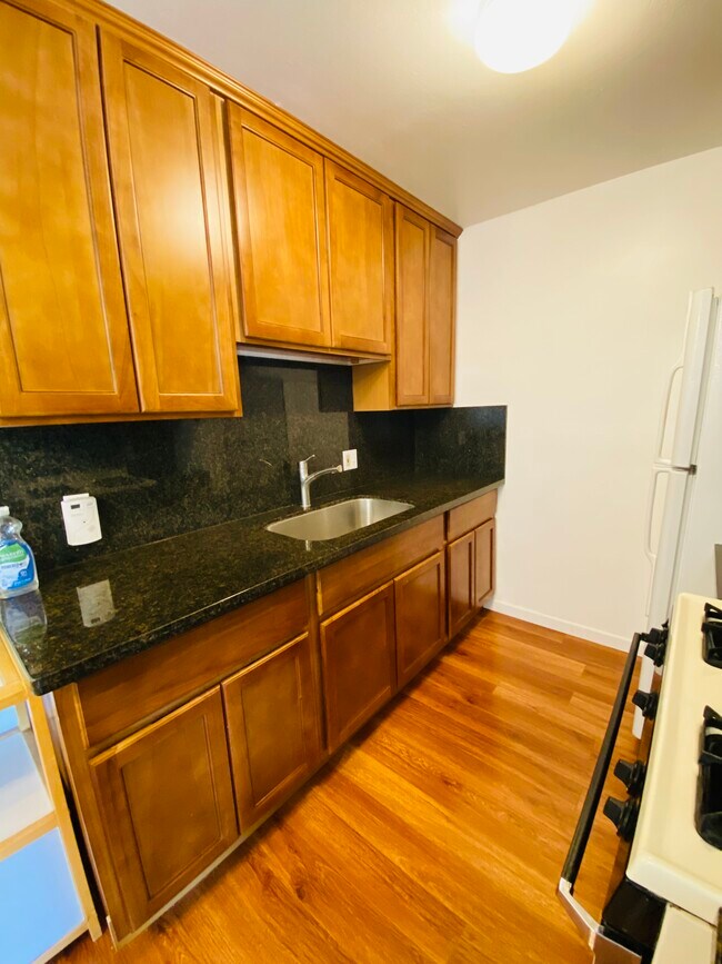 Kitchen - 3029 Emerson St