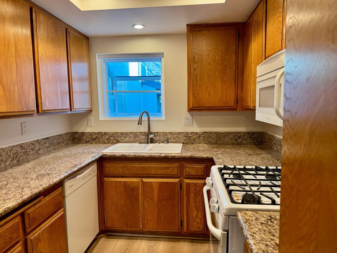 Foto principal - Nicely upgraded Townhome is East Simi